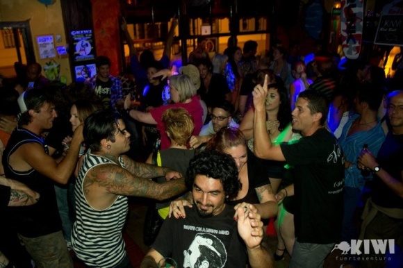 fuerteventura nightlife corralejo kiwi bar