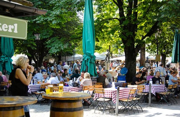 the best beer gardens of Munich beer garden am Viktualienmarkt where drinking beer