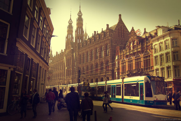 Att ta sig till Amsterdams flygplats Schiphol transport länkar tåg buss tunnelbana spårvagn taxi cykel