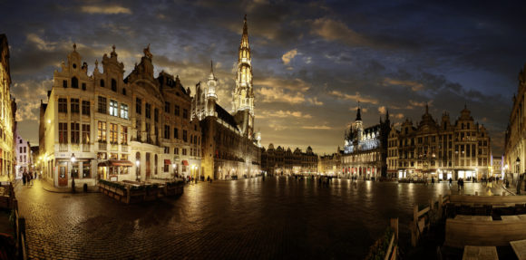 uteliv Bryssel torget på natten