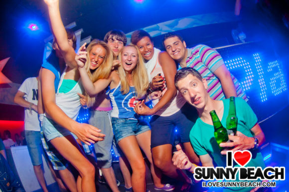 vita notturna di Sunny Beach Party Club ISBERG