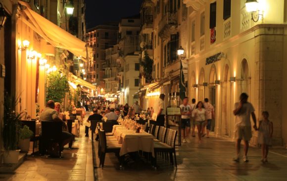 vida nocturna cidade de Corfu