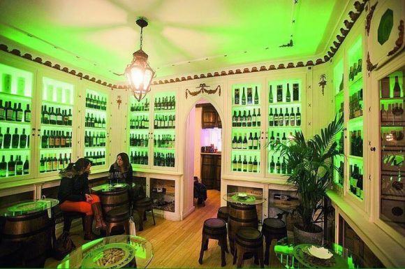Lissabon natteliv det gamle apotek vin Inn