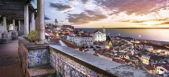 Vita notturna Lisbona miradouro santa luzia