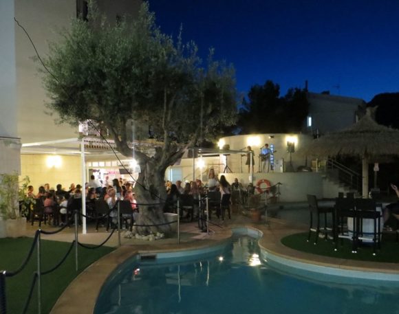 Nattliv Mallorca Laguna Restaurang Bar och Pool