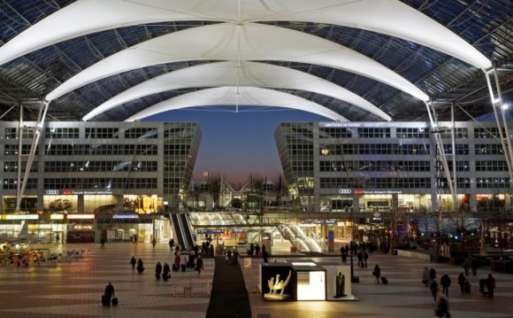 Hur får man till Stuttgart flygplats transport länkar till stadens centrum
