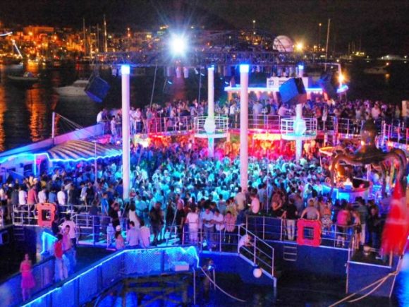 Vita notturna Bodrum Club Catamaran