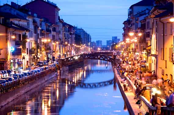 Milanos Navigli nattliv på kvällen