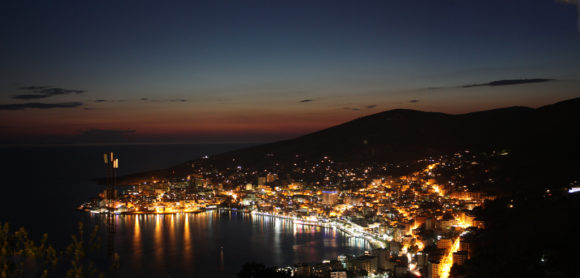 Saranda bei Nacht Albanien