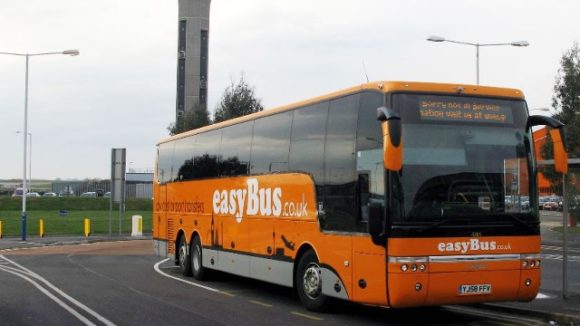 London buszjáratai a Gatwick repülőtér városközpontjába EasyBus