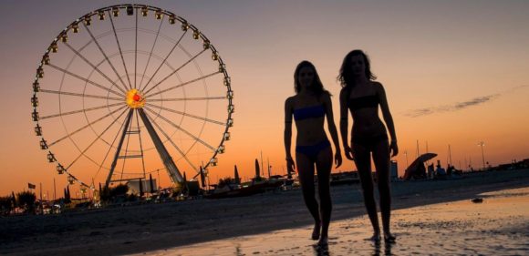 Natteliv Rimini piger på stranden