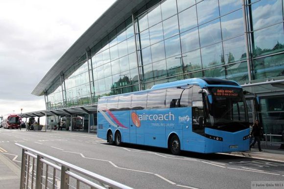 Der Aircoach-Shuttlebus Dublin verbindet das Stadtzentrum des Dubliner Flughafens
