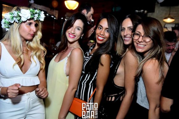 Nachtleven Tel Aviv Patio Bar Meisjes