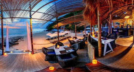 Vida nocturna de la playa de Bali Karma