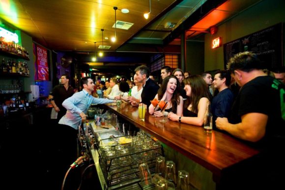 Vida noturna do Perth Universal Bar