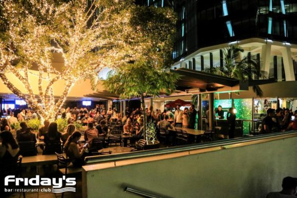 Brisbane Friday&#39;s Riverside nightlife