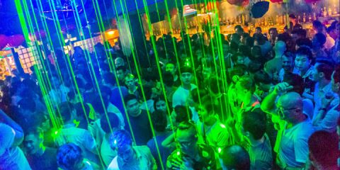 La vida nocturna de la estación de DJ de Bangkok