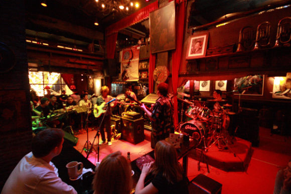 Pub de saxofón de la vida nocturna de Bangkok