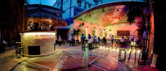Vida nocturna Club de playa de la ciudad Superflow de Bangkok