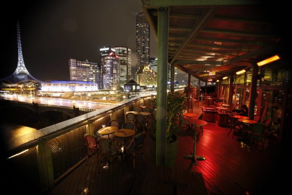 Vida nocturna del bar de la azotea del tránsito de Melbourne
