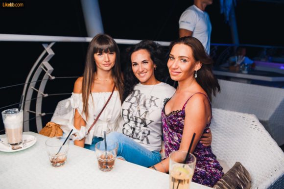 Vida noturna Odessa Mantra Beach Club meninas