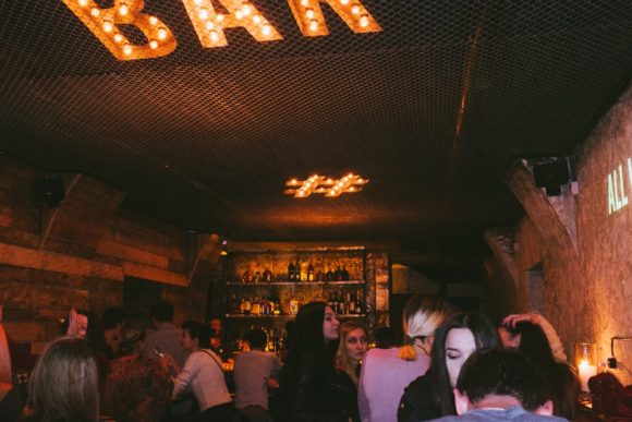 Nachtleven Bakoe Hashtag Bar