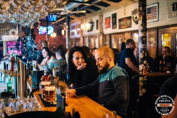 Vida nocturna Moteros de Zagreb Fábrica de cerveza