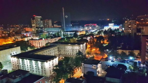 Vida noturna de Tirana à noite