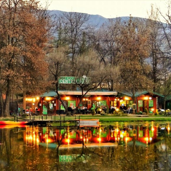 Vida noturna Parque da cidade de Skopje