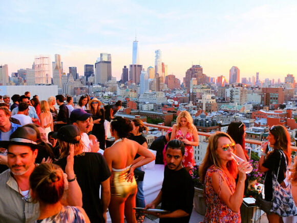 Festa no telhado da vida noturna de Nova York