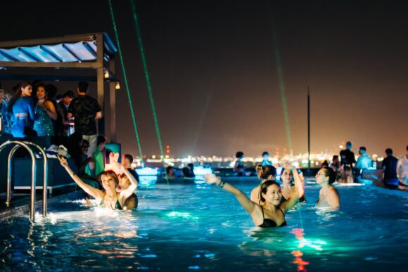 Nocne życie Singapur 1 Impreza przy basenie na wysokości