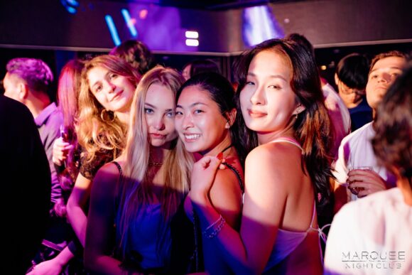 Nachtleben Singapur Festzelt schöne Mädchen