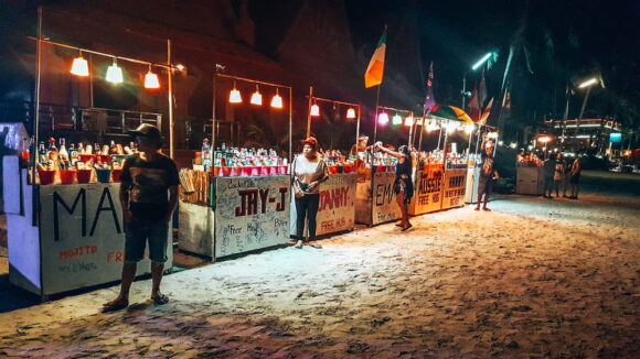 Fiesta de luna llena en la comida callejera de Koh Phangan