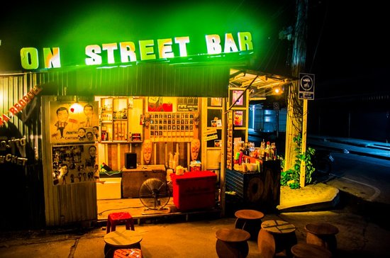 Vida nocturna Koh Samui en el bar de la calle