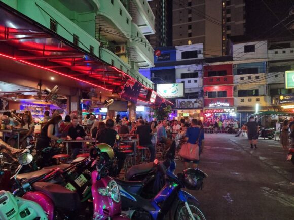 Nocne życie Metro w Pattaya Soi LK