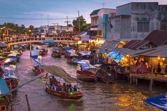 Mercado flotante de Pattaya de la vida nocturna