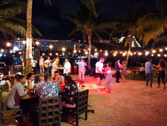 Nightlife Cancun Sirenas Raw Bar