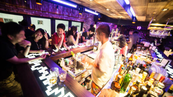 Éjszakai élet Tokyo DJ Bar Bridge