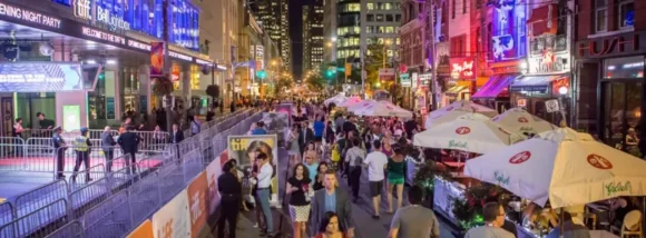Nocne życie dzielnica rozrywkowa Toronto