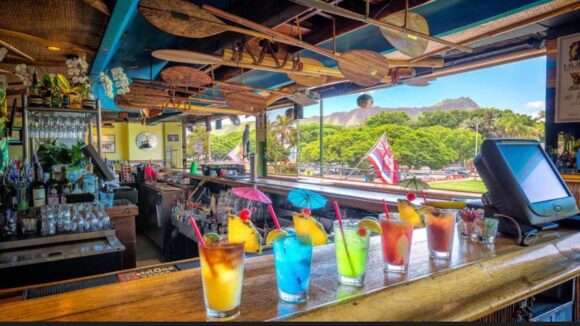 Natteliv Honolulu Hulas Bar og Lei Stand