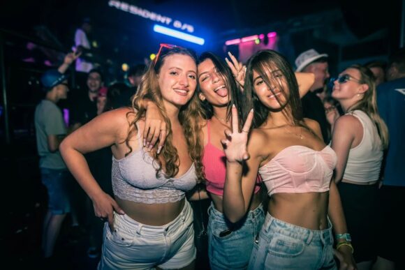 Éjszakai élet Lloret de Mar Mega Disco Colossos parti lányok