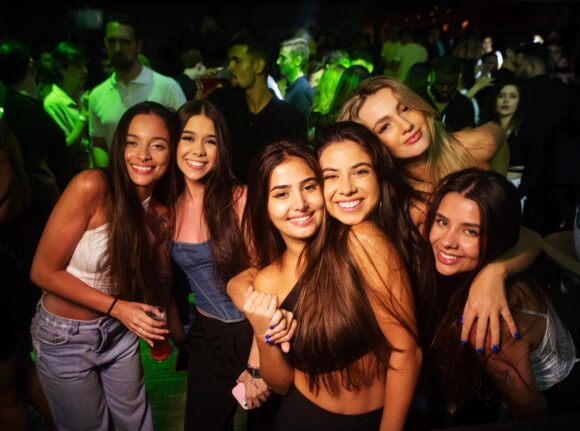 Nachtleben Rio de Janeiro Vitrinni Lounge Bier Brasilianische Mädchen